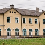 Nádražní budova Brandýs n. O. Foto: Chládek a Tiňtěra Pardubice