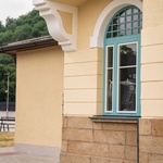 Nádražní budova Brandýs n. O. Foto: Chládek a Tiňtěra Pardubice