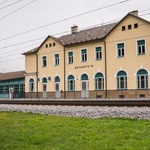 Nádražní budova Brandýs n. O. Foto: Chládek a Tiňtěra Pardubice