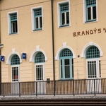 Nádražní budova Brandýs n. O. Foto: Chládek a Tiňtěra Pardubice