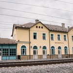 Nádražní budova Brandýs n. O. Foto: Chládek a Tiňtěra Pardubice