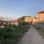 Část oficiální trasy nad Krenovkou, kam vystoupáte po Žižkovské Highline – dřevěných schodech od ateliéru Archwerk, které byly původně dočasnou instalací ročníku 2018. Protože zde skvěle slouží svému účelu, tedy pěšímu propojení Karlína, Žižkova a vrchu Vítkov, dočkaly se nedávno totální rekonstrukce na verzi 2.0. Foto: Martina Dokoupilová