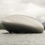 Těleso, vznášející se na hladině Hardangerfjordu nedaleko Rosendalu je naprosto k nepřehlédnutí. Vyvolává otázky, přitahuje pozornost. Je to reklama pro podnik, který se má skutečně čím chlubit. Foto: Jonas Bjerre-Poulsen and Restaurant Iris