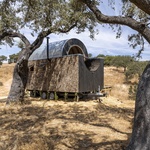 TinyHouse Terra 1. Třikrát stejně, přesto jinak. Kapesní domky na svahu jsou jako sourozenci. Foto: João Carranca