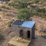 TinyHouse Terra 2. Třikrát stejně, přesto jinak. Kapesní domky na svahu jsou jako sourozenci. Foto: João Carranca