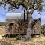 TinyHouse Terra 3. Třikrát stejně, přesto jinak. Kapesní domky na svahu jsou jako sourozenci. Foto: João Carranca