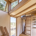 TinyHouse Terra 2. Třikrát stejně, přesto jinak. Kapesní domky na svahu jsou jako sourozenci. Foto: João Carranca