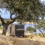 TinyHouse Terra 1. Třikrát stejně, přesto jinak. Kapesní domky na svahu jsou jako sourozenci. Foto: João Carranca