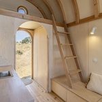 TinyHouse Terra 1. Třikrát stejně, přesto jinak. Kapesní domky na svahu jsou jako sourozenci. Foto: João Carranca