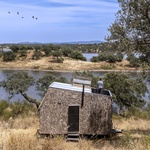 TinyHouse Terra 1. Třikrát stejně, přesto jinak. Kapesní domky na svahu jsou jako sourozenci. Foto: João Carranca