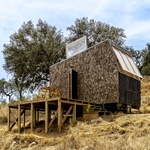 TinyHouse Terra 1. Třikrát stejně, přesto jinak. Kapesní domky na svahu jsou jako sourozenci. Foto: João Carranca