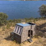 TinyHouse Terra 1. Třikrát stejně, přesto jinak. Kapesní domky na svahu jsou jako sourozenci. Foto: João Carranca