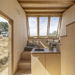 TinyHouse Terra 1. Třikrát stejně, přesto jinak. Kapesní domky na svahu jsou jako sourozenci. Foto: João Carranca