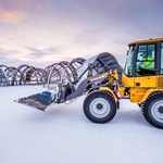 Konstrukce se provádí nástřikem a zhutněním sněhu na kovové formy. Foto: Icehotel/Asaf Kliger