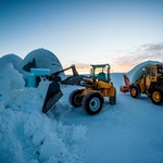 Když teplota klesne na úroveň potřebnou pro provoz sněhových děl, obvykle v polovině listopadu, začíná proces výstavby nanovo. Foto: Icehotel/Asaf Kliger