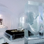 Každý rok se do Icehotelu hlásí umělci z celého světa, aby navrhli design apartmá. Foto: Icehotel/Rebecca Lundh