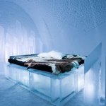 Hotel, včetně židlí a postelí, je postaven ze sněhových a ledových bloků, které se získávají z nedaleké řeky Torne. Foto: Icehotel/Asaf Kliger