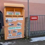 Jaroslav Dvořák před sběrným kontejnerem. Tady to pro mnohé z nás končí. Diakonie a její recyklační proces tady teprve začíná. Foto: Oldřich Rejl, redakce