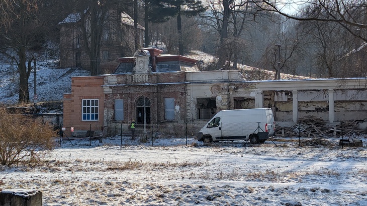 Současný stav kolonády v náchodské Bělovsi již dřívější slávu připomíná jen v malých fragmentech, zdroj redakce