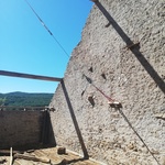 Ze zchátralé farmy vznikl dům ukotvený v krajině. Proměna ruiny na bydlení se stopy historie. Foto: Charlotte Vuarnesson