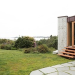 V případě stavebního rozšíření domu v norského Valderøya (nedaleko Ålesundu) ovšem to vysvětlení vykreslují lépe a názorněji. Architekti ze studia Svingen Arkitektkontor tu byli pověřeni zakázkou modernizace postaršího rodinného domu, vystavěného v roce 1973. Foto: Svingen Arkitektkontor AS/Wu Xian
