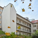 Pohled z dvorního traktu boční. Foto: BoysPlayNice