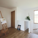 Pozemek nebyl ideální, ale majitelé objevili jeho potenciál. Nyní bydlí v bílé kostce s výhledem na Ještěd. Foto: Robert Žákovič, www.robertzakovic.com