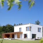 Pozemek nebyl ideální, ale majitelé objevili jeho potenciál. Nyní bydlí v bílé kostce s výhledem na Ještěd. Foto: Robert Žákovič, www.robertzakovic.com