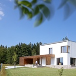 Pozemek nebyl ideální, ale majitelé objevili jeho potenciál. Nyní bydlí v bílé kostce s výhledem na Ještěd. Foto: Robert Žákovič, www.robertzakovic.com