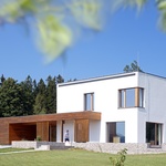 Pozemek nebyl ideální, ale majitelé objevili jeho potenciál. Nyní bydlí v bílé kostce s výhledem na Ještěd. Foto: Robert Žákovič, www.robertzakovic.com