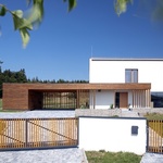 Pozemek nebyl ideální, ale majitelé objevili jeho potenciál. Nyní bydlí v bílé kostce s výhledem na Ještěd. Foto: Robert Žákovič, www.robertzakovic.com