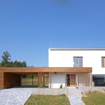 Pozemek nebyl ideální, ale majitelé objevili jeho potenciál. Nyní bydlí v bílé kostce s výhledem na Ještěd. Foto: Robert Žákovič, www.robertzakovic.com