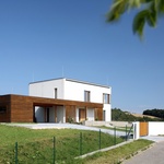 Pozemek nebyl ideální, ale majitelé objevili jeho potenciál. Nyní bydlí v bílé kostce s výhledem na Ještěd. Foto: Robert Žákovič, www.robertzakovic.com