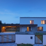 Pozemek nebyl ideální, ale majitelé objevili jeho potenciál. Nyní bydlí v bílé kostce s výhledem na Ještěd. Foto: Robert Žákovič, www.robertzakovic.com