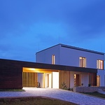 Pozemek nebyl ideální, ale majitelé objevili jeho potenciál. Nyní bydlí v bílé kostce s výhledem na Ještěd. Foto: Robert Žákovič, www.robertzakovic.com