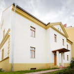 Dvorní fasáda fary s minimem zdobných prvků. Foto: Karel Šuster. Zdroj: MŽP ČR, Metodická příručka  pro architektonicky a historicky cenné budovy