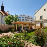 Celkový pohled se zachycenou národní kulturní památkou v blízkosti fary. Foto: Karel Šuster. Zdroj: MŽP ČR, Metodická příručka  pro architektonicky a historicky cenné budovy