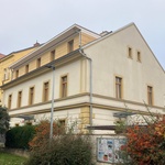 Uliční zdobná fasáda fary s reprofilací původních zdobných prvků a říms pomocí tvarovaného polystyrenu. Foto: Čejka, Centrum pasivního domu z.s.. Zdroj: MŽP ČR, Metodická příručka  pro architektonicky a historicky cenné budovy