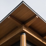 Detail architrávu a přesahu střechy. Foto: Tomáš Slavík