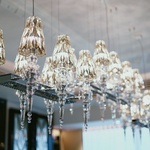 Světlo v kuchyni. Proč design svítidel ovlivňuje atmosféru stolování i vaření. Zdroj: unsplash.com – Grey Chandelier