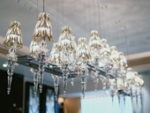 Světlo v kuchyni. Proč design svítidel ovlivňuje atmosféru stolování i vaření. Zdroj: unsplash.com – Grey Chandelier