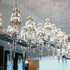 Světlo v kuchyni. Proč design svítidel ovlivňuje atmosféru stolování i vaření. Zdroj: unsplash.com – Grey Chandelier