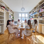 Průhled hlavní obytnou místností, jídelna. Foto: Studio Flusser