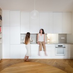 Průhled hlavní obytnou místností, kuchyň. Foto: Studio Flusser