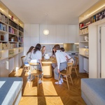 Průhled hlavní obytnou místností. Foto: Studio Flusser