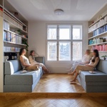 Průhled hlavní obytnou místností od kuchyně. Foto: Studio Flusser