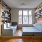 Průhled hlavní obytnou místností od kuchyně. Foto: Studio Flusser 