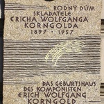 Pamětní deska E. W. Korngolda. Zdroj: Brode Capital