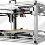 Příklad 3D tiskárny: krabice s rameny a tiskovou hlavou, dole deska která při vytištění jedné vrstvy klesne na úroveň vrstvy další (Zdroj: www.omniacomercial.cz)