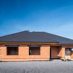 Každé roční období má svá specifika, výhody i omezení, říká Adam Kratochvíl, odborník na provádění staveb. Foto: Wienerberger ČR